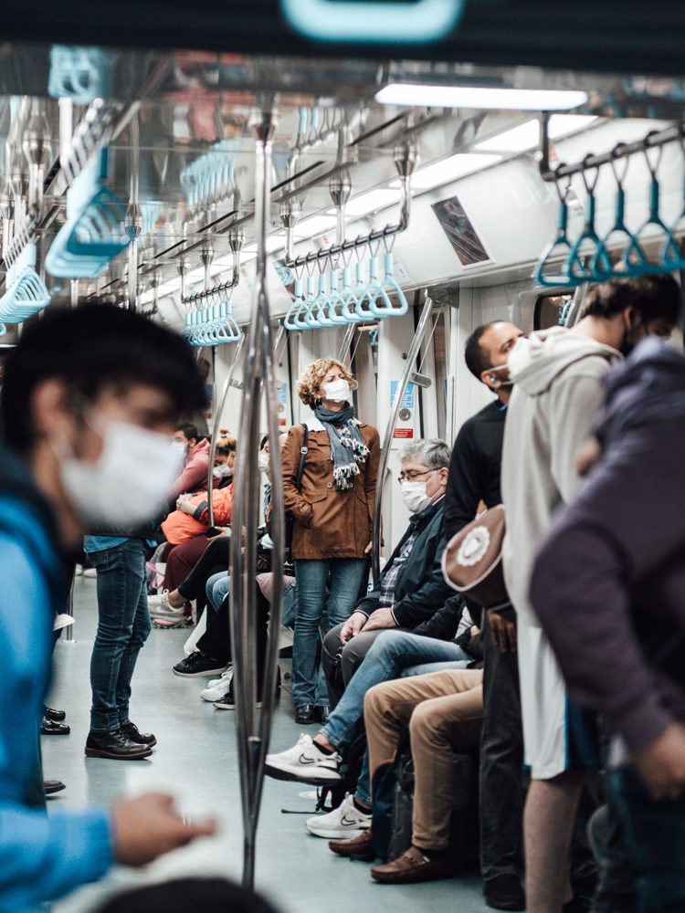 Pasageri într-un vagon de metrou aglomerat